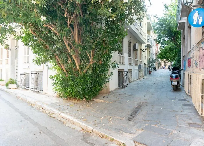 Pan\'S Cave Studio In Plaka