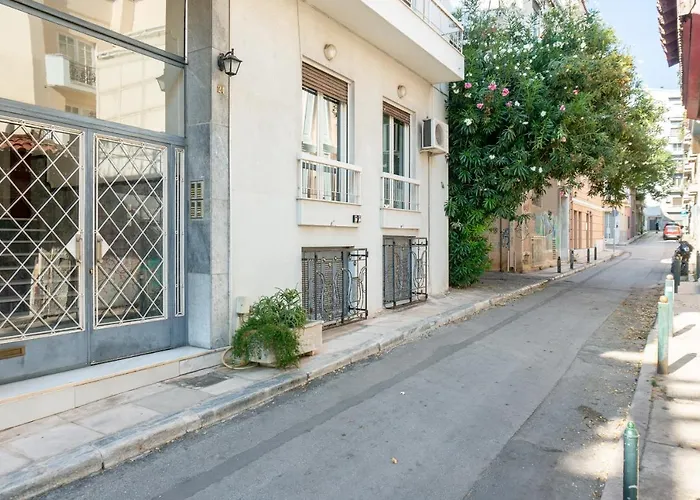 Pan\'S Cave Studio In Plaka